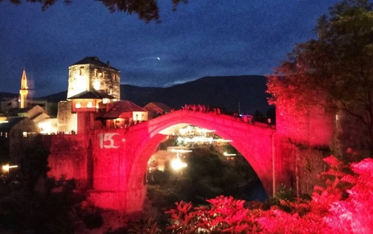 Stari most u Mostaru u bojama turske zastave